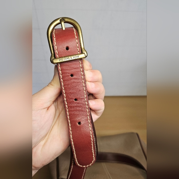 Vintage 2 tone red and tan leather cross body style - Picture 5 of 8